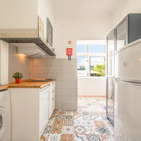 Guestready - La Petit Maison In * セトゥーバル